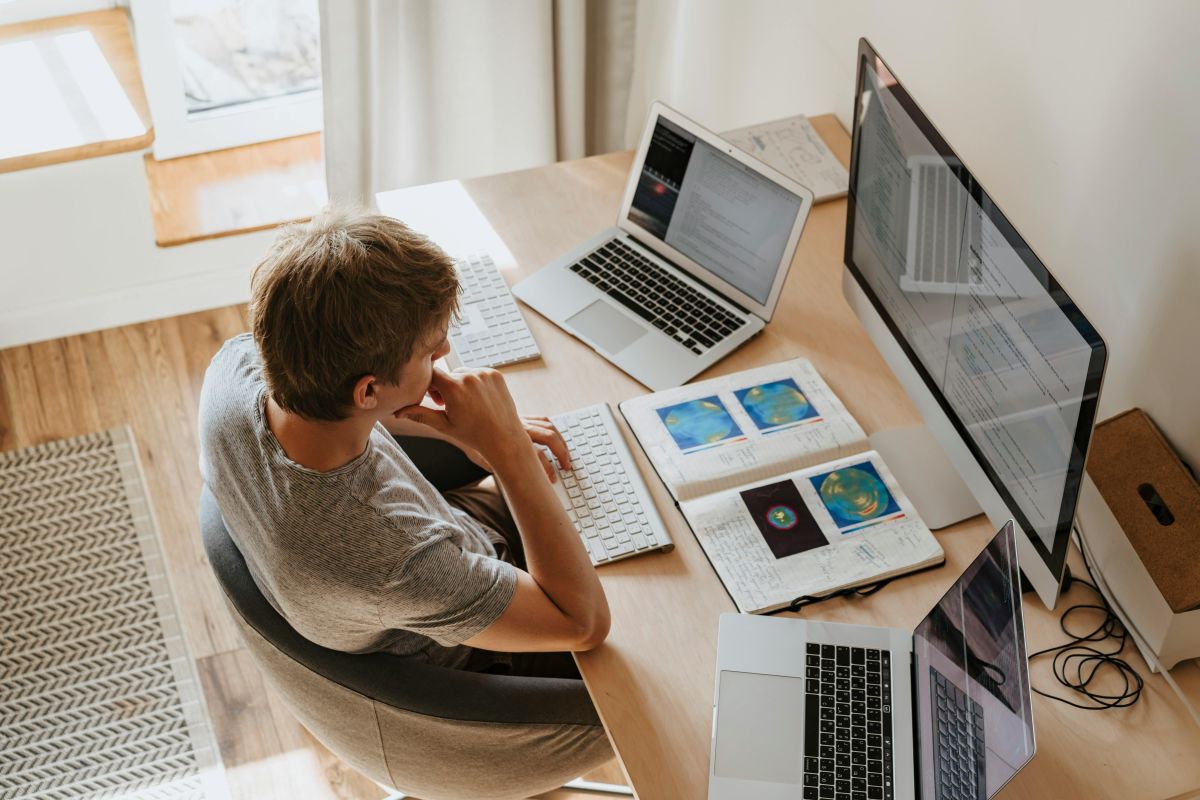 développement IT Sur mesure développeur au travail sur projet IT