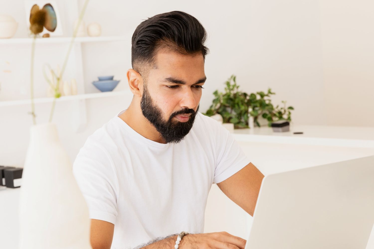 homme-travail-facturation-electronique-peppol homme au travail sur ordinateur facturation peppol en Belgique besoin de conseil