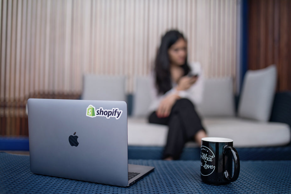 laptop-with-shopify-sticker (1) shopify intégration ERP