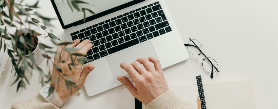 mains bureau PC travail programme ERP